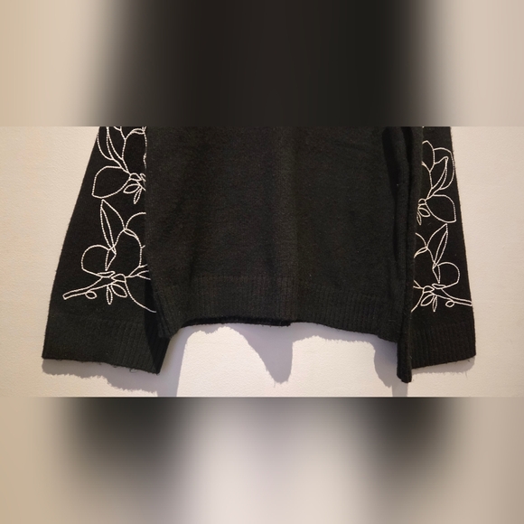 NWT T Tahari Womens Black Sweater with Embroidered Floral Sleeve Design Size M - Picture 3 of 12
